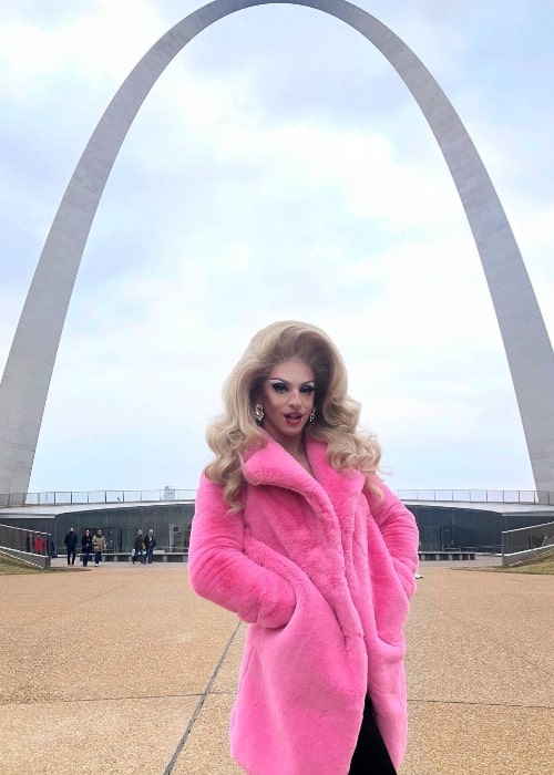 Miz Cracker posing for the camera at Gateway Arch in St. Louis, Missouri in March 2019