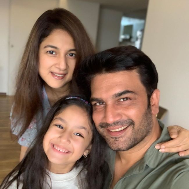 Sharad Kelkar along with his family in March 2020