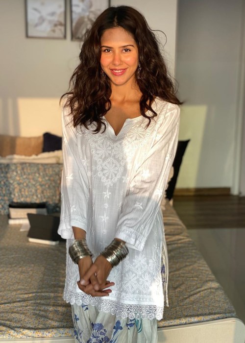 Sonam Bajwa Height, Weight, Age, Body Statistics - Healthy ...