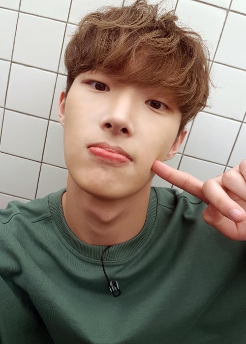 Song Min-gi posing for a selfie in August 2018