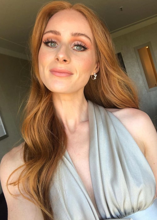 Vera Blue in an Instagram selfie from November 2019