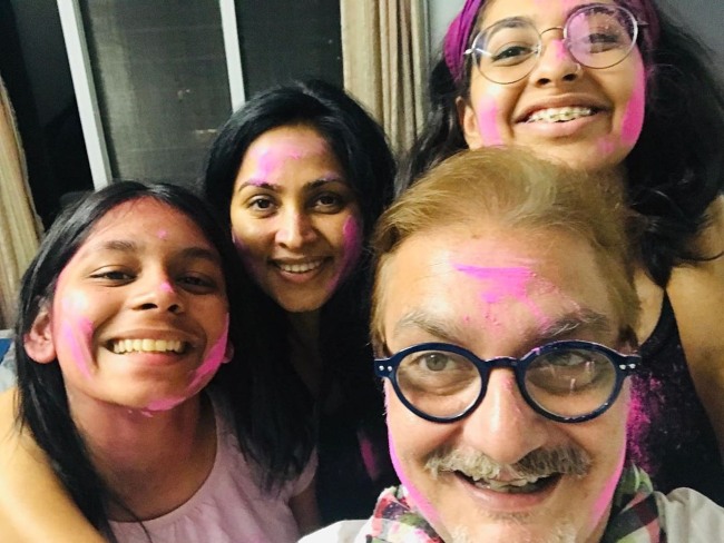 Vinay Pathak with his family celebrating Holi in 2020