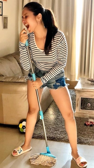 Vinny Arora having fun while cleaning up her room in March 2020