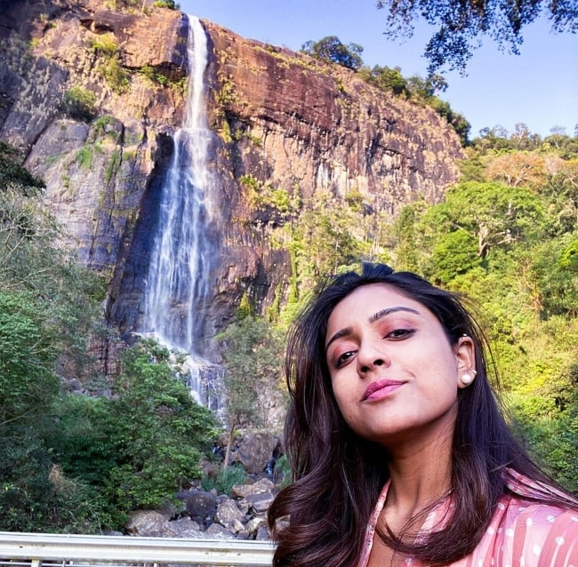 Vithika Sheru sharing her selfie by the magnificent Diyaluma Falls in January 2020