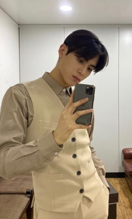 Yoo Tae-yang as seen while taking a mirror selfie in January 2020