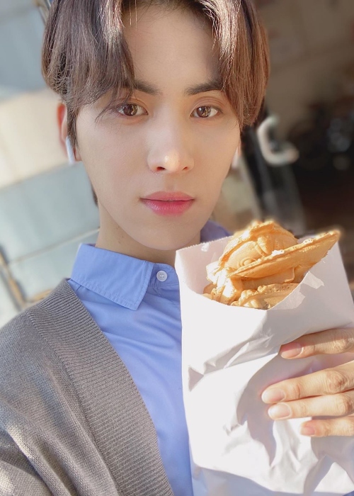 Yoo Tae-yang clicking a selfie with his food in December 2019