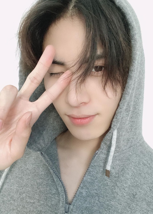 Yoo Tae-yang posing for a selfie in February 2020