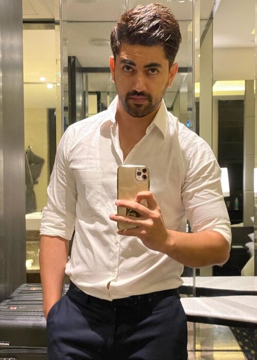 Zain Imam in a candid mirror selfie in 2019