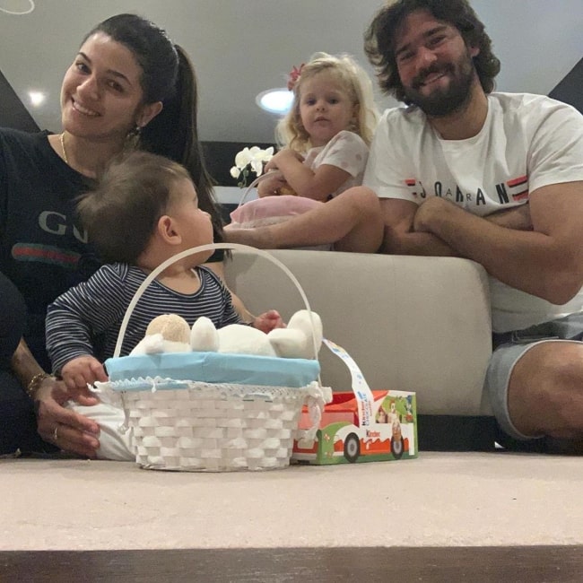 Alisson Becker enjoying being with his family in April 2020