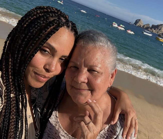 Amirah Vann taking a selfie alongside her mother