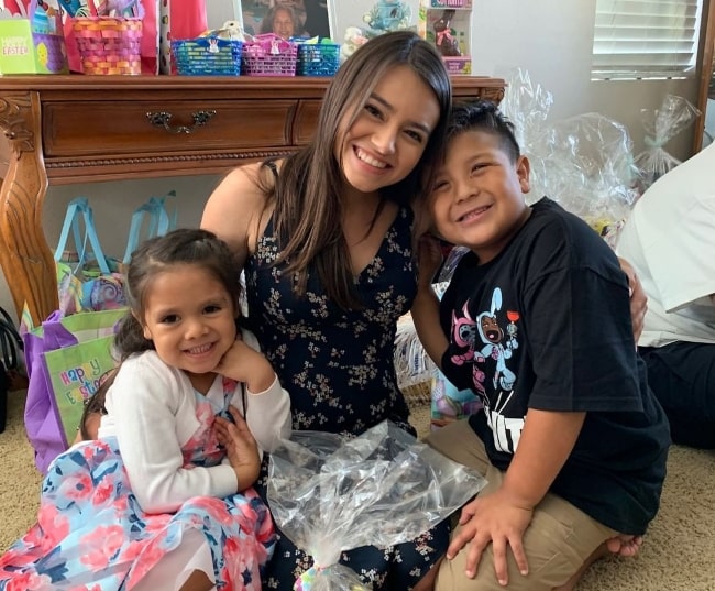 Ariel Gade (Center) smiling in a picture alongside her family