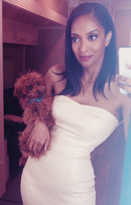 Azie Tesfai as seen while clicking a mirror selfie along with the pup named George in Vancouver, British Columbia in July 2019