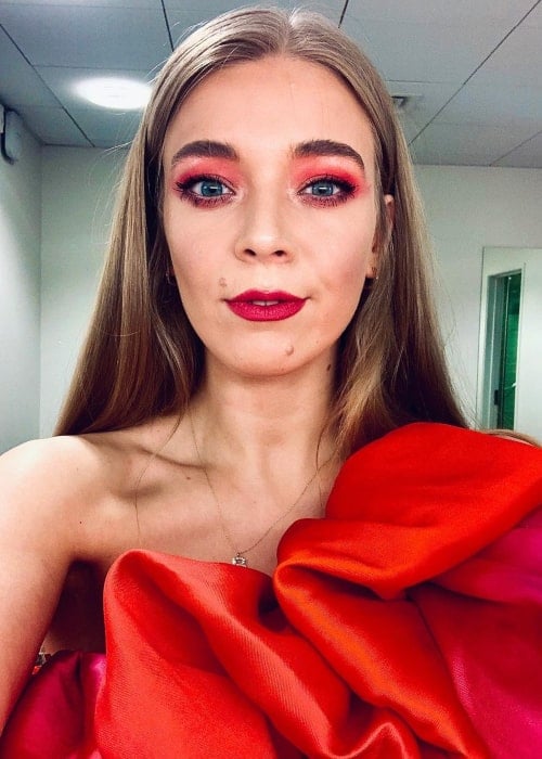 Becky Hill in an Instagram selfie from February 2020
