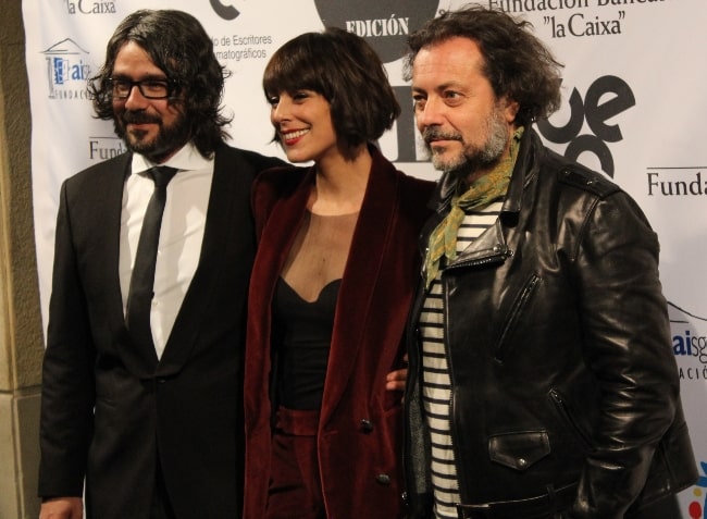 Belén Cuesta posing for the camera alongside Enrique López Lavigne (Right) and Migue Amoedo at the award ceremony for the 2017 CEC medals in January 2018