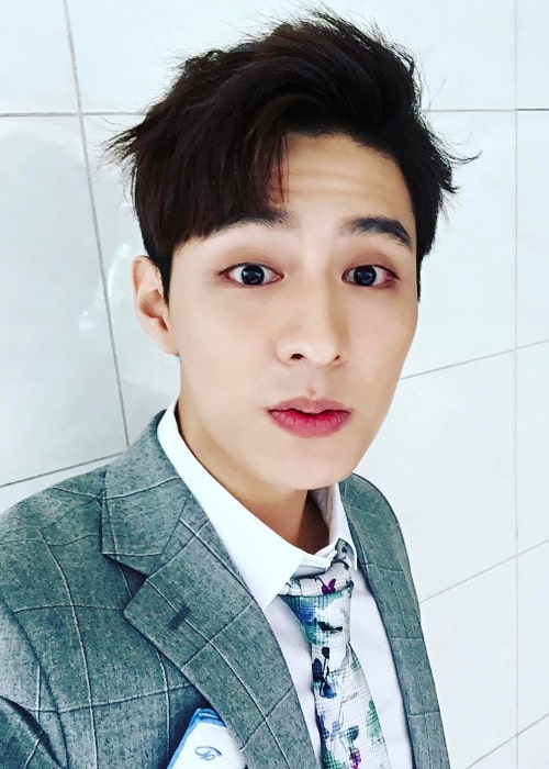 Do Ji-han as seen while clicking a selfie in January 2017