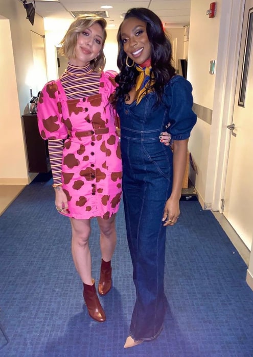 Ego Nwodim (Right) smiling for a picture alongside Heidi Gardner in December 2019