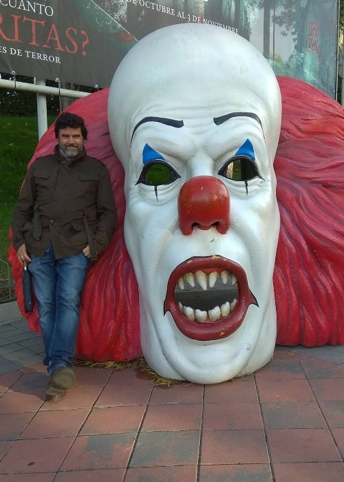 Fernando Soto posing for a picture at Madrid Amusement Park in October 2019