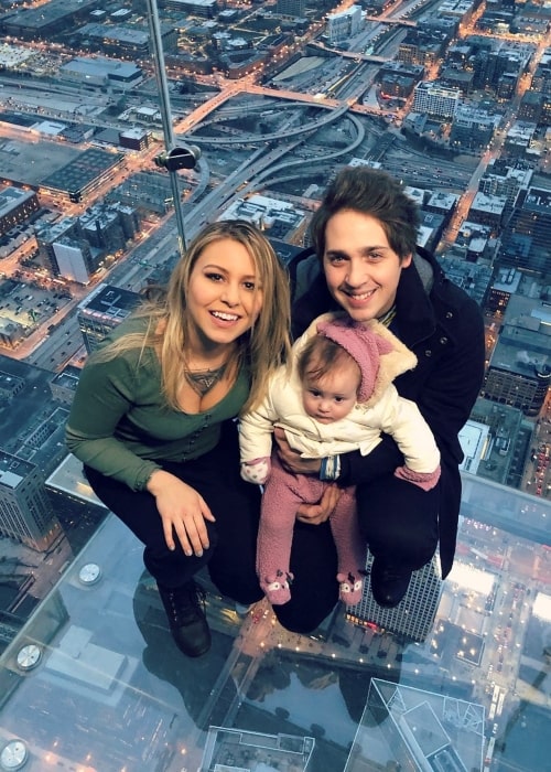 Geoff Wigington as seen in a picture taken with his beau Chloe Kristensen and their daughter Farore at the Skydeck Chicago in February 2019