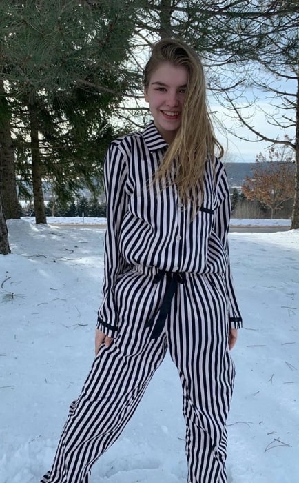 Lyliana Wray posing for a picture while enjoying the snow in December 2019