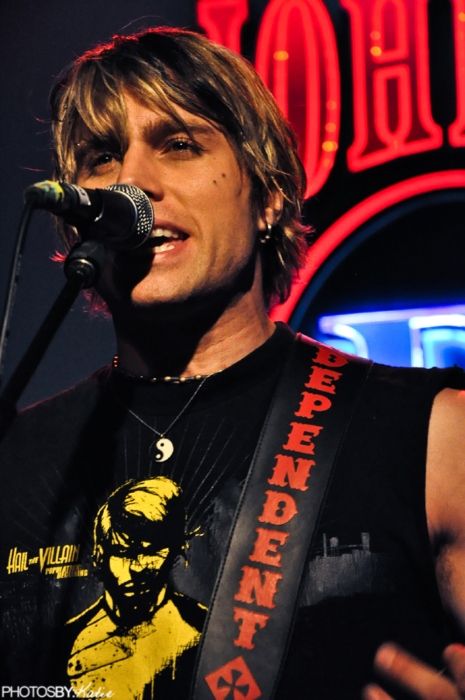 Matt Walst performing with My Darkest Days in 2009