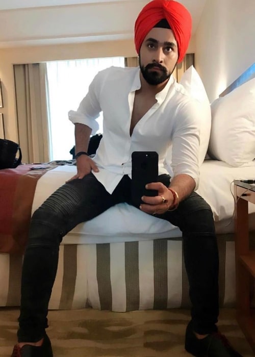 Pearl V Puri clicking a mirror selfie in April 2020