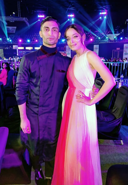 Qaran as seen while posing for a picture alongside Lisa Mishra at the Mirchi Music Awards in February 2019