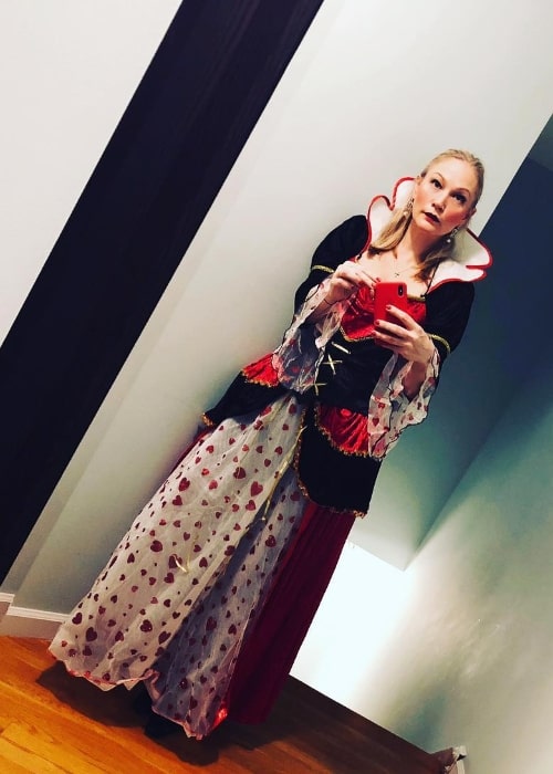 Sarah Wynter taking a mirror selfie in New York City, New York in October 2018