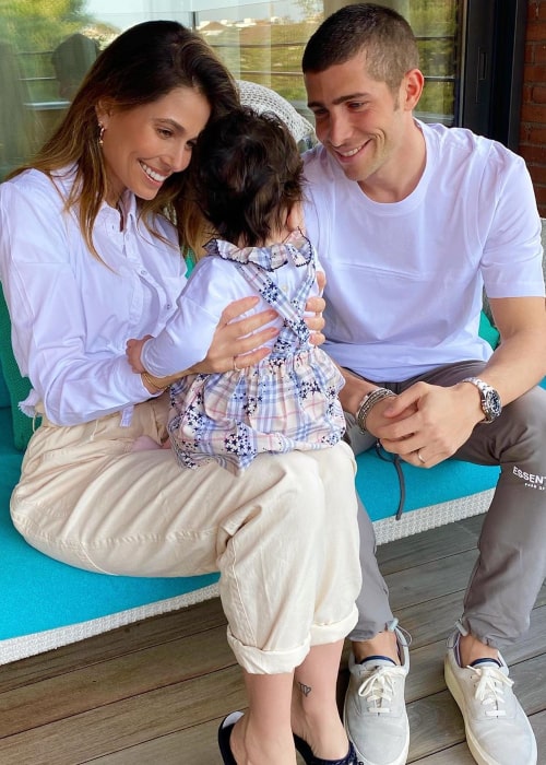 Sergi Roberto and Coral Simanovich, with their daughter, as seen in April 2020