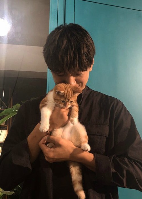 Sung Joon with his cat as seen in October 2017