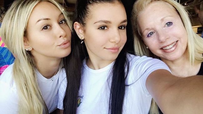 Corinne as seen with her sister Taylor and mother Peri in 2017