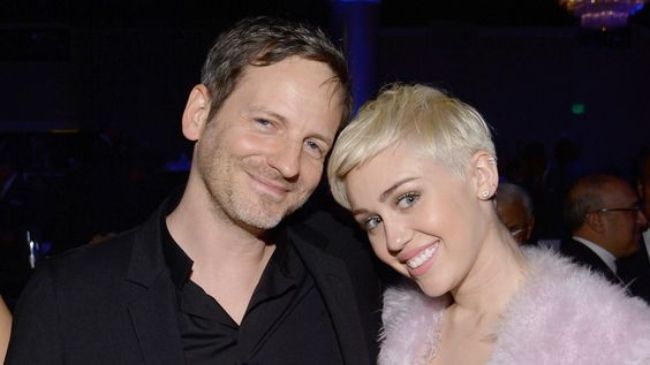 Dr. Luke posing with singer Miley Cyrus