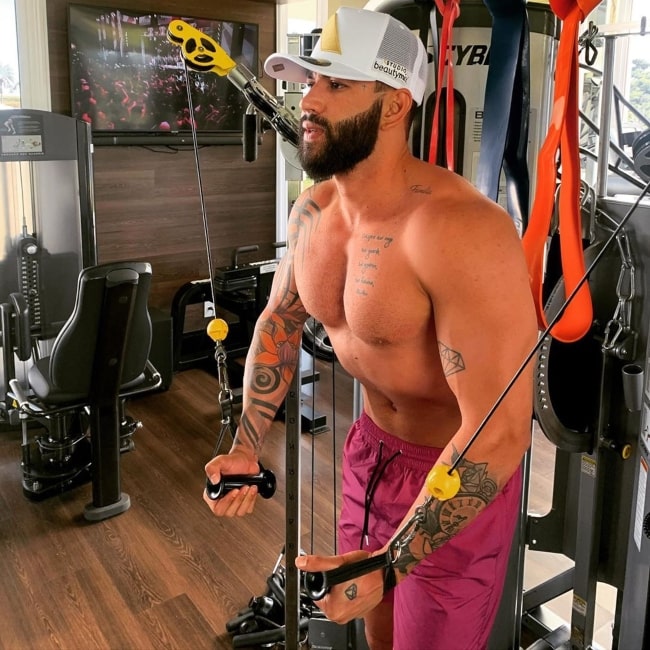 Gusttavo Lima as seen in a shirtless picture that was taken while he was at the gym working out in June 2020