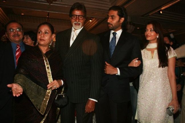 Jaya Bachchan visto con Amitabh Bachchan, Abhishek Bachchan e Aishwarya Rai