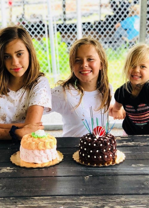 Jayla Vlach with her younger sisters, as seen in April 2018