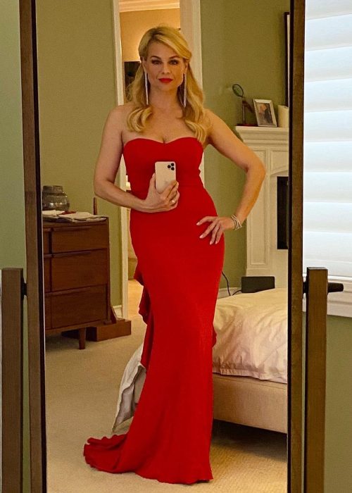 Jessica Collins in a mirror selfie in March 2020