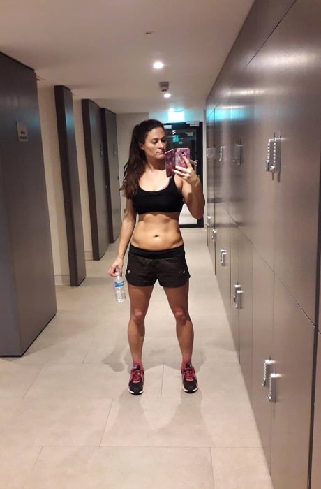 Nina Samuels taking a mirror selfie showing her toned physique in March 2019