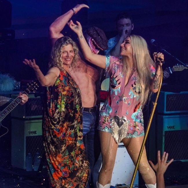 Pebe seen with her daughter Kesha at a concert in 2019