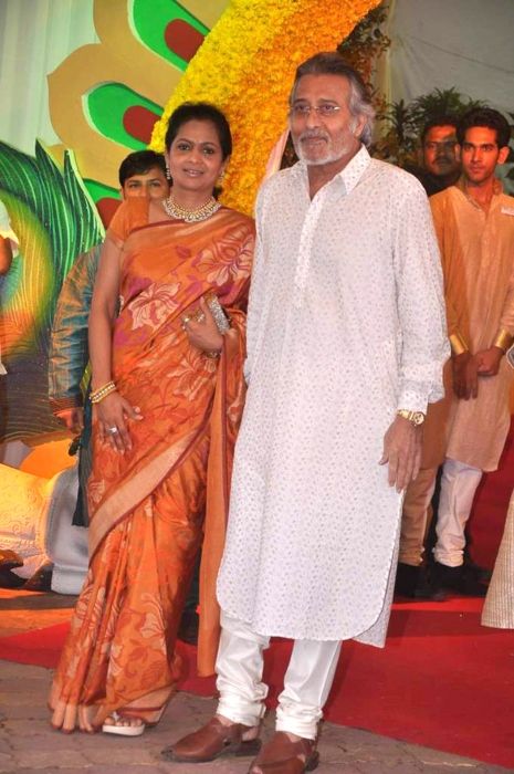 Vinod Khanna and wife Kavita seen attending Esha Deol's wedding in 2012