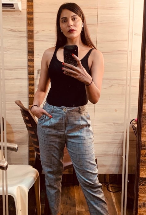 Anuja Sathe sharing her selfie in December 2019