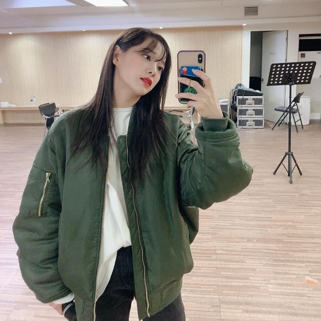 Kim Se-jeong as seen while clicking a mirror selfie in March 2020