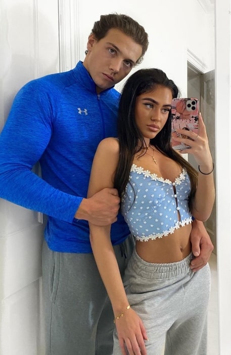 Roxana Rosu as seen while taking a mirror selfie along with Vinny O’Donnell in June 2020