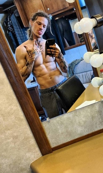 Ryan Dorsey as seen while clicking a shirtless mirror selfie in January 2019