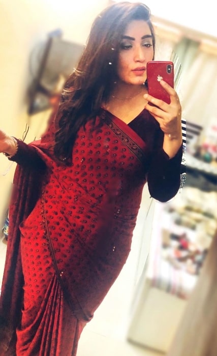Shireen Mirza as seen while taking a mirror selfie wearing a saree in March 2020