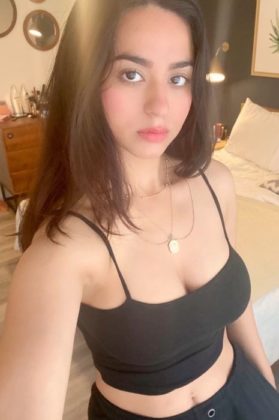 Soundarya Sharma Height, Weight, Age, Boyfriend, Biography, Facts