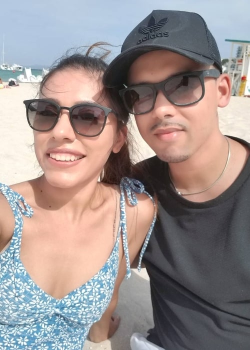 ZaiLetsPlay smiling in a selfie alongside her husband Ricky at Playa Son Matias in July 2019