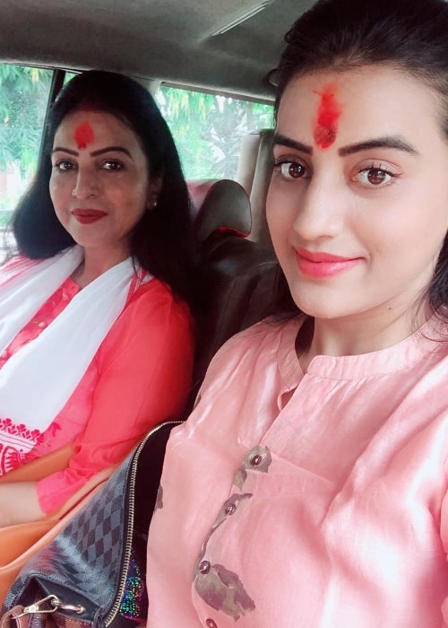 Akshara Singh smiling in a selfie alongside her mother in May 2020