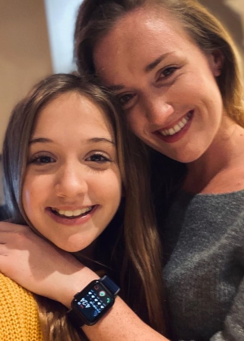 Annelise CraftyGirls as seen in a selfie taken with her mother in November 2019