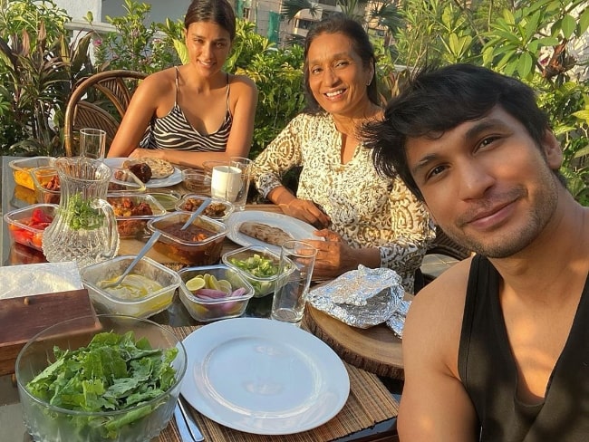 Arjun Kanungo as seen while clicking a selfie along with his mother and Carla Dennis in May 2020