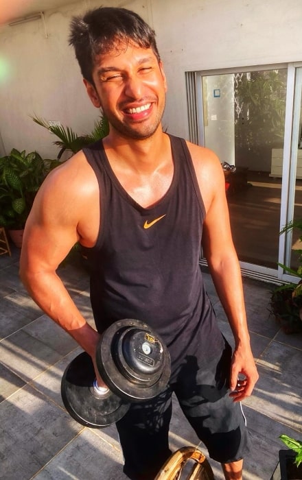 Arjun Kanungo smiling for a picture while working out in June 2020