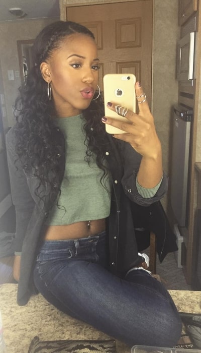 Asha Bromfield sharing her selfie in September 2016